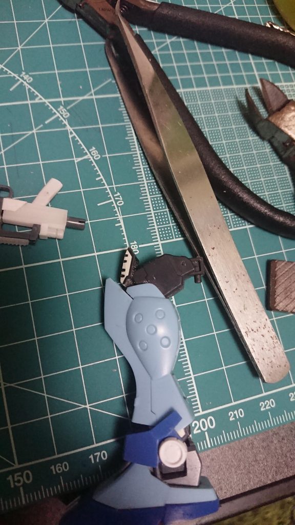 見た目はジムスナが強いが実際はほとんどがオリジンGMなので可動域や膝関節の引き出し機構など優秀な機体になってます。