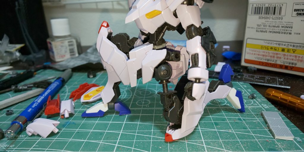 キレイな片膝付きたくて太ももの軸と装甲を３ミリ延長をホビジャパンの作例を参考にてそれでもスリッパが大きすぎるためとりあえずトランジェントのスリッパをはかせてみた。なんかしっくり来なかったのでもとに戻りました。