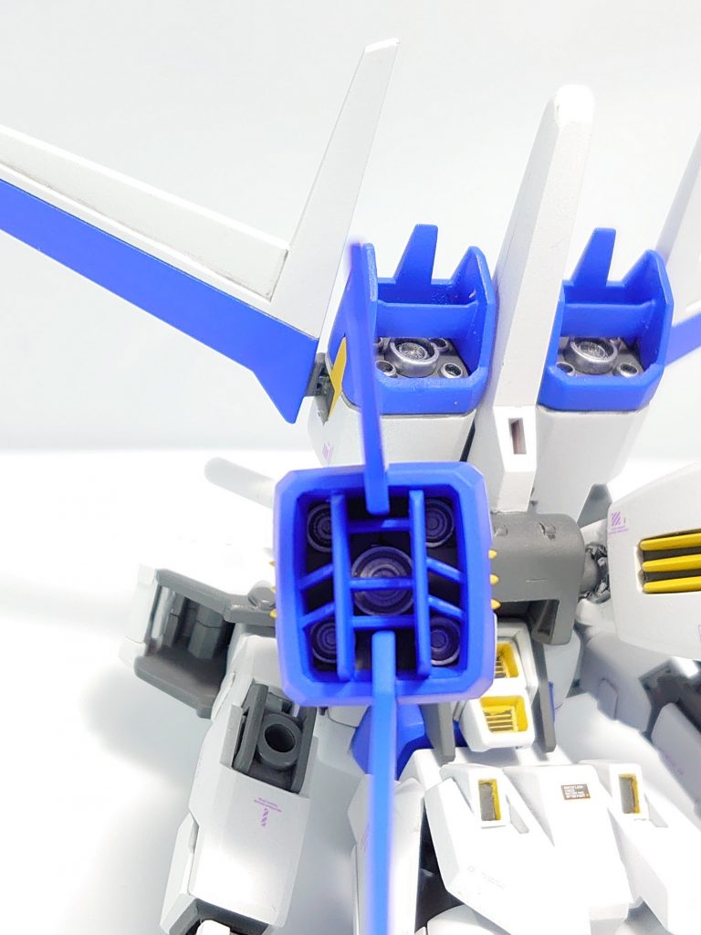 エールストライカーのブースター内を市販のバーニアパーツ等でディテールアップしています。 