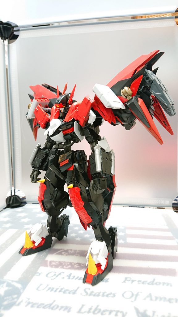 グシオン黒鉄(クロガネ)防衛軍の特殊部隊 剛血武闘団 団長機近接・遠距離の戦闘を得意とし凄まじいパワーと機動力を持っている、そのパワーは月牙隊のレグルを圧倒するほどである多数の敵機体での戦闘でも真価を発揮するパイロットはヴォルフ、ロビンフッドのパイロットの兄貴分で器が大きく細かいことは気にしない性格をしている