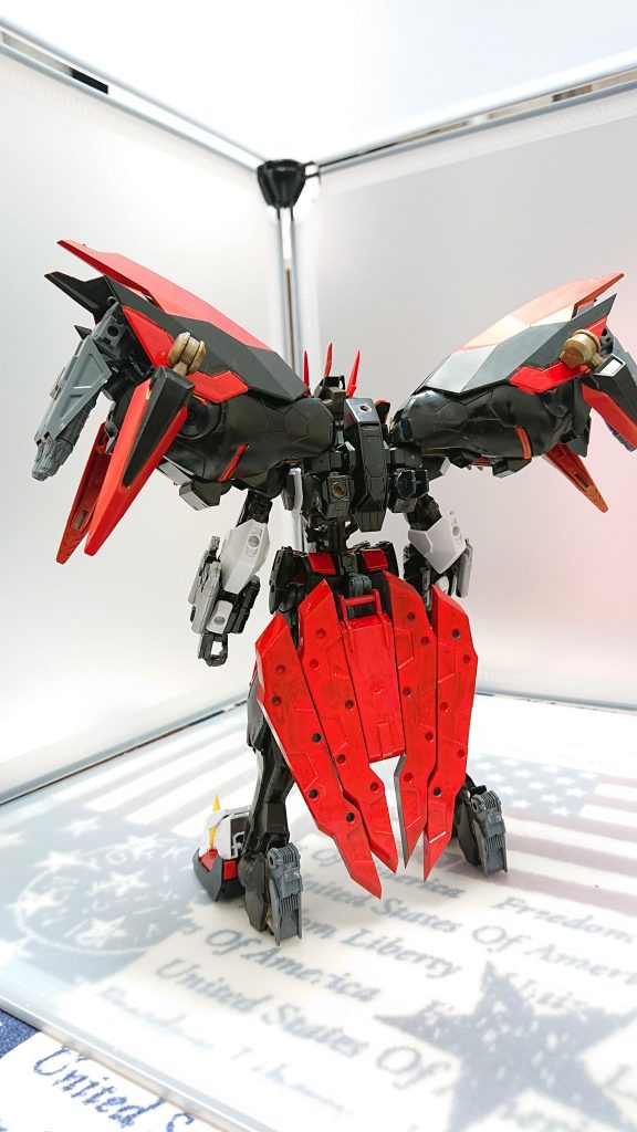 腰には巨大シザーシールドとサブアームを搭載したバックパックを装備している剛血武闘団月牙隊とは違い表舞台で活躍する防衛軍の特殊部隊全員が筋骨粒々のパイロットで編成されており、要するに筋肉バカの集まりであるしかし個々の戦闘力だけでなくチームの連携を得意としており、その高いチームワークで様々な犯罪組織を討伐ヴァルハラの組織とも互角に渡り合うことができるたまに月牙隊と連携して捜査、戦闘も行う