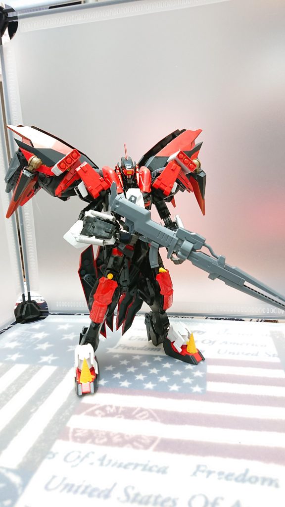 狙撃形態頭部のアンテナとスコープを下げることで遠距離戦闘を得意とする肩のミサイルポッドとライフルで戦闘を行う