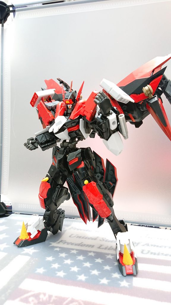 武器がない時は素手で格闘戦を行い腕部に搭載したバルカンで攻撃を行う