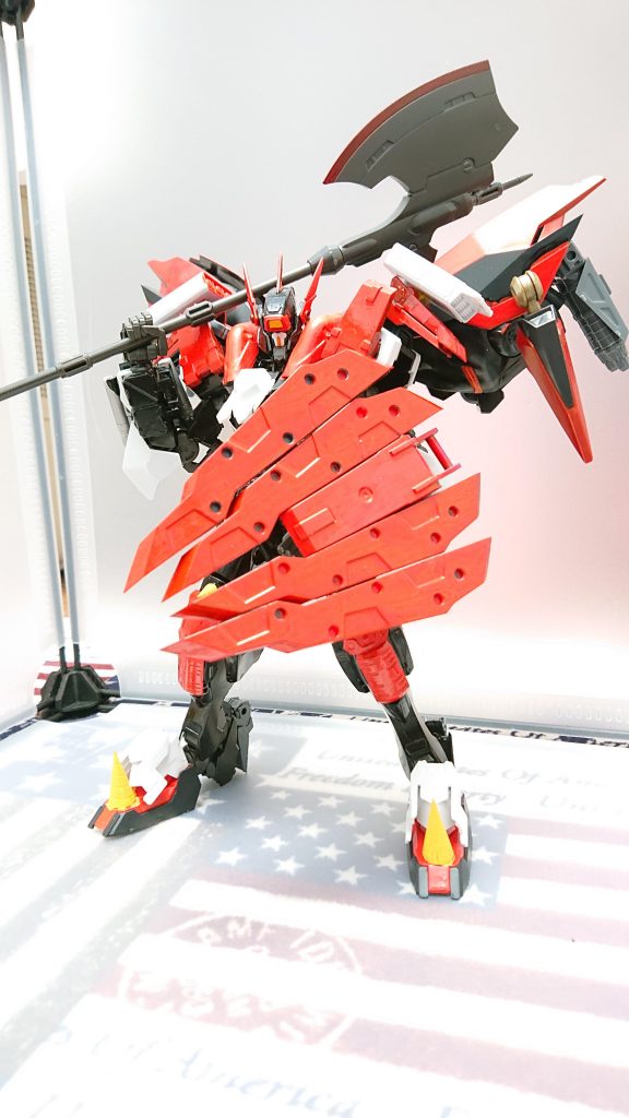 大型ハルバート烈血(レッケツ)グシオン黒鉄(クロガネ)が使用する主要武器にして遺物の一つ一振で機体を真っ二つにするだけでなく攻撃すればするほど威力が高まり最大でモビルアーマーを一刀両断することが可能シザーシールド赤血(セキケツ)グシオン黒鉄(クロガネ)が使用する全体が血の色をした大盾の遺物高い防御力を誇り展開することでハサミにすることが可能二段階の形態に変化する