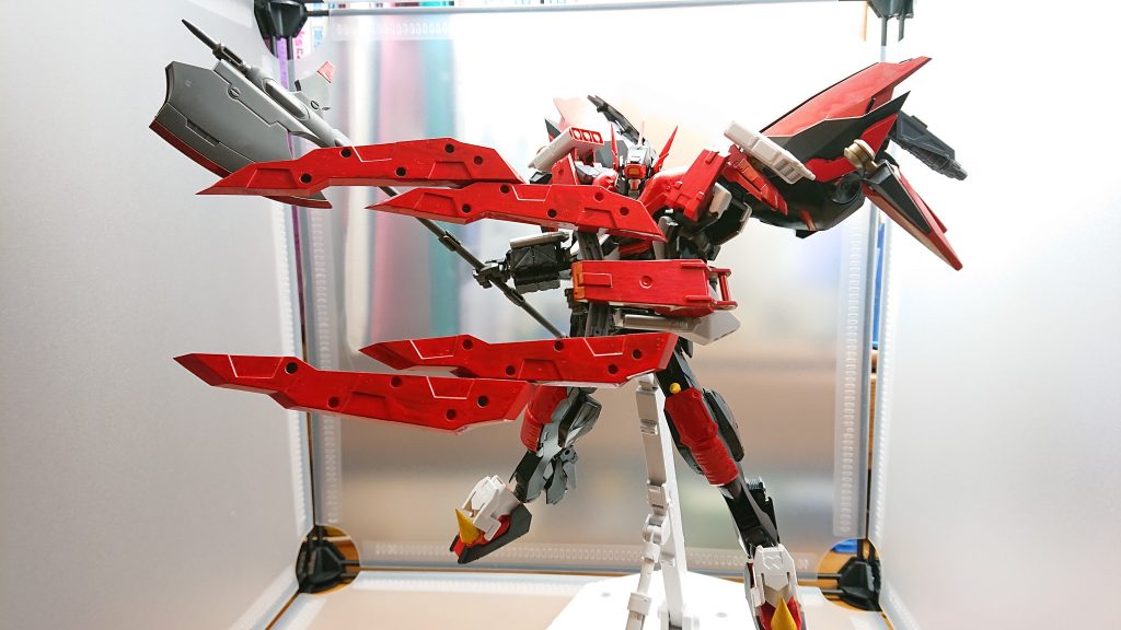 赤血(セキケツ)第二段階第一段階からさらに展開した形態で複数の機体を拘束、破壊だけでなくモビルアーマーを破壊するほどの切れ味を持っている