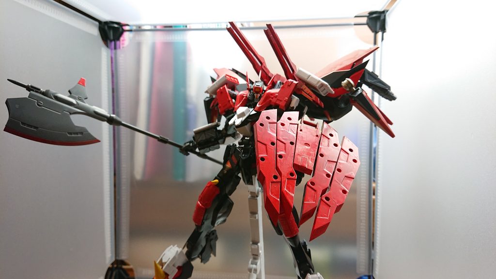 1/100グシオンをフルシティに近づけるために頭部のアンテナを稼働するように改造さらにバックパックには追加武装を装備するようになっていますちなみにモチーフはアニメ[キルラキル]の神衣鮮血をモチーフにしています 