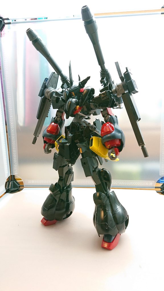 ストロンググレイズ剛血武闘団の副団長が自身のグレイズを強化改良した機体大きさは通常のモビルスーツよりも一回り大きく桁違いのパワーを持ち、巨大な武器を軽々と振り回すほどの馬鹿力を発揮するさらに砲撃用の武器が搭載されており、遠距離での戦闘にも対処することができる但しその巨体とパワーがあるゆえにエネルギー消費が激しく長時間での戦闘は不向きとなっているストロンググレイズのパイロットはグシオン黒鉄(クロガネ)のパイロットとは違い生真面目な性格で口数が少ないしかし一度戦闘になるとその性格とは裏腹に豪快な戦闘を繰り広げ、敵機体を一掃する