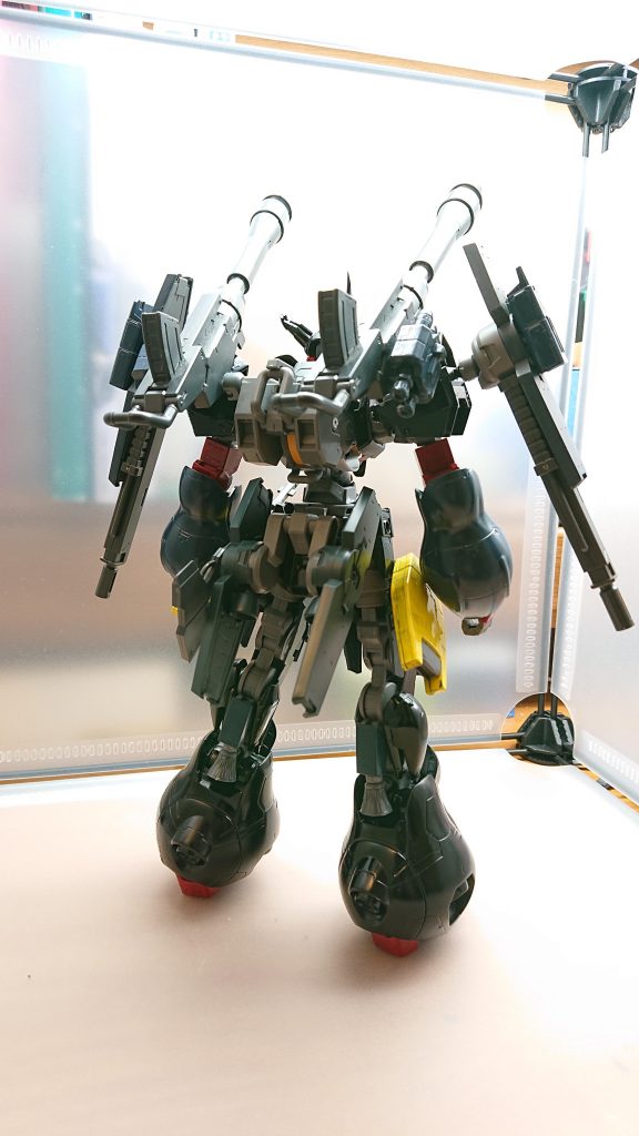 背中にはブースターとバーニアが搭載されており一時的に機動力を活かした戦闘が可能となっている