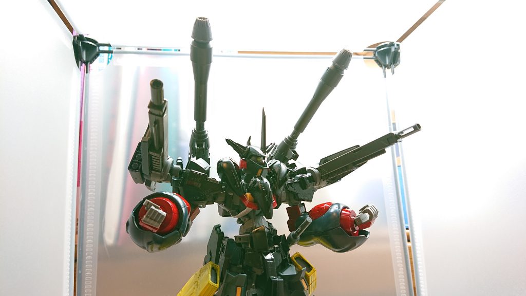 空中や遠くにいる敵機体などには両肩とバックパックのバズーカやミサイル、ライフルを駆使して迎撃する