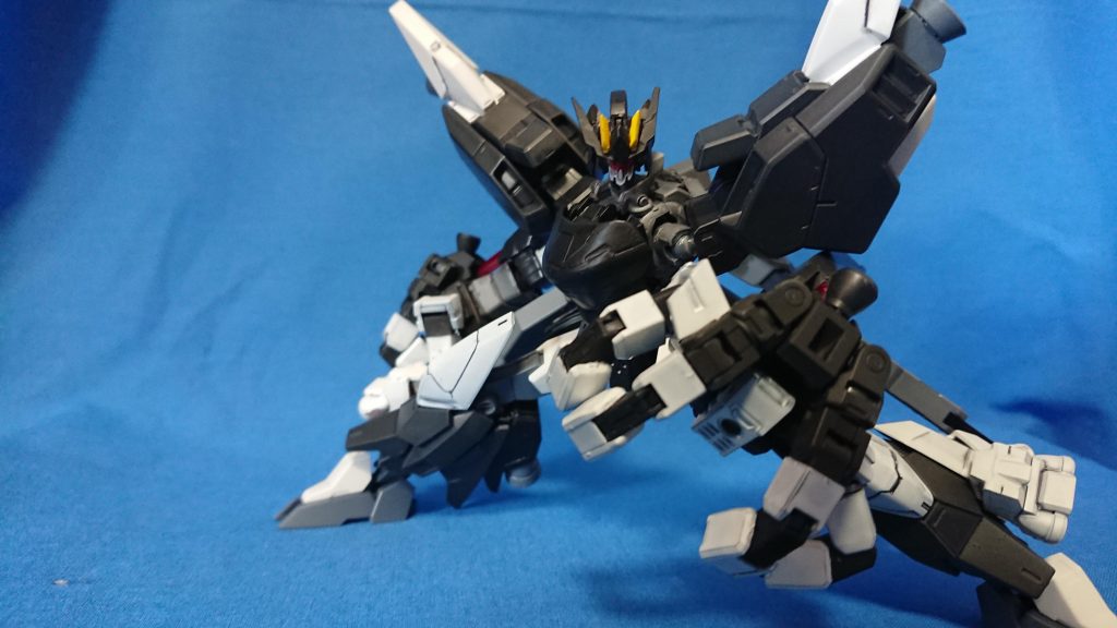 バスターユニット装備では近接のみ。拳はコアガンダムベースに製作。重量のある巨拳で殴り倒す!