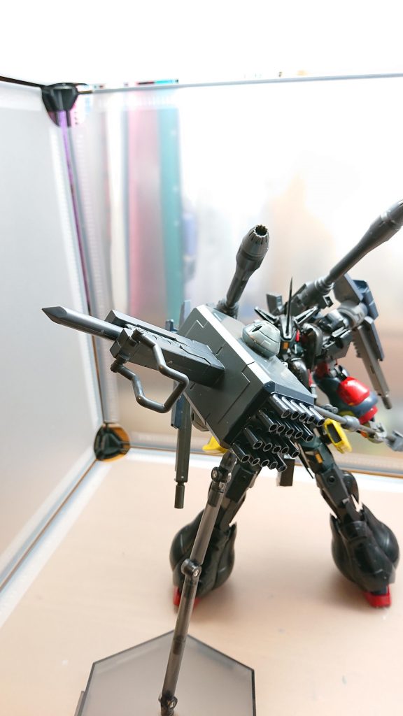 先端部分にはパイルバンカーが装備されており叩くだけでなく突く攻撃が可能あらゆる装甲や盾を貫通することができる