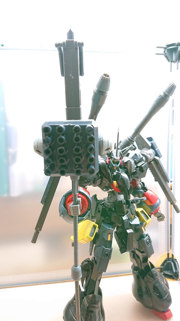 激鉄(ゲキテツ)の断面には20連型の迎撃ミサイルポッドが搭載されており多数の敵機体を破壊するほどのミサイルを発射できるさらに火薬を詰め込むことで爆発を活かした戦闘を可能とする