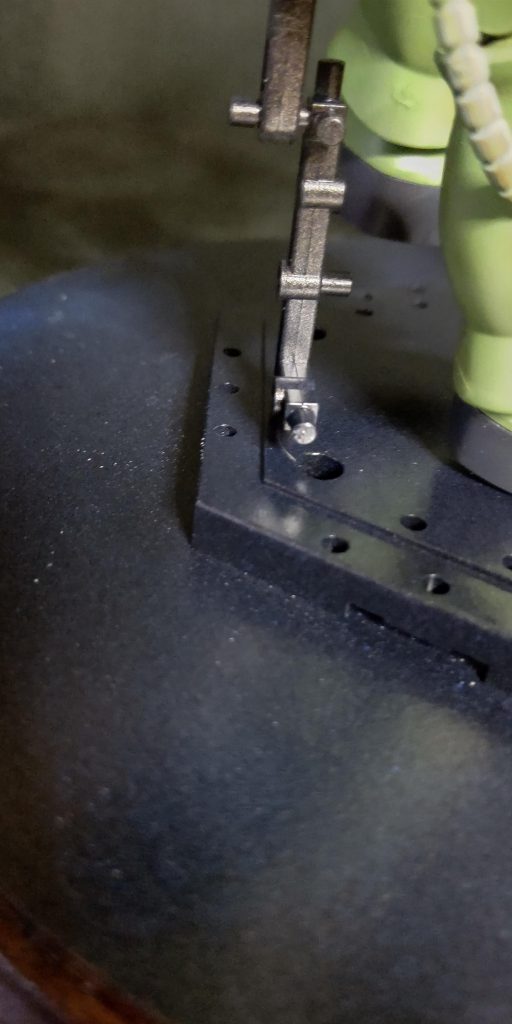 スタンドをベースにビスで固定、宇宙を意識して黒、インディーブルー、ゴールドの缶スプレーでグラデーションを入れました。