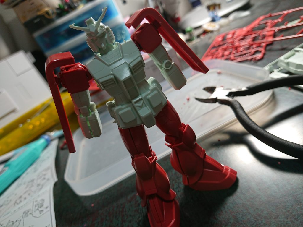 仮組の様子。右のニッパーは''厚刃''な100均ニッパー。肩の片方は、他にFGザクを作った時にトゲアーマーと交換した為に余ったジャンクパーツ。
