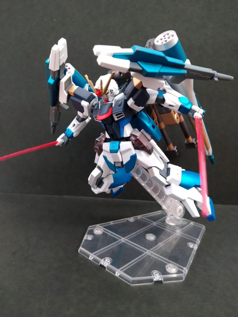 近接武器はビームサーベル４本