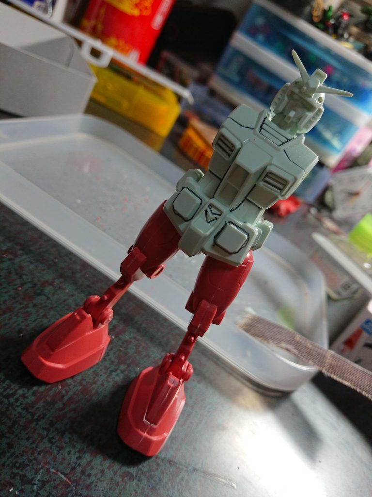 構造的に、腕や肩アーマーは無改造で接続出来ますが、脚は流石にきつい(脚が大きくてハマらない)ので、スカート部分を切り取ってから接続。写真は無改造状態でどう切るかイメージ中。にしてもモールドが細かい。