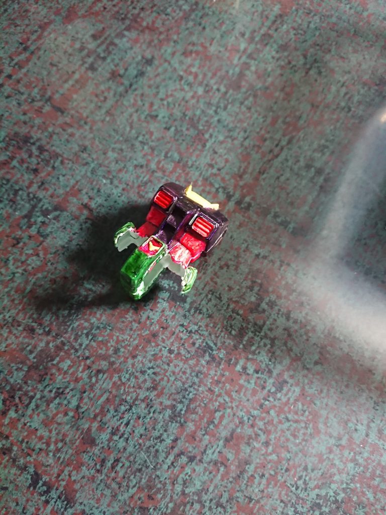 スカートが無くなった状態のガンダムの胴体。カラーリングは、リアルタイプ版にしました。股間に0.2mmくらいの穴を開けて針金を通し、スカートは裏に針金とパテを詰めて、いちよ可動するようにしました。