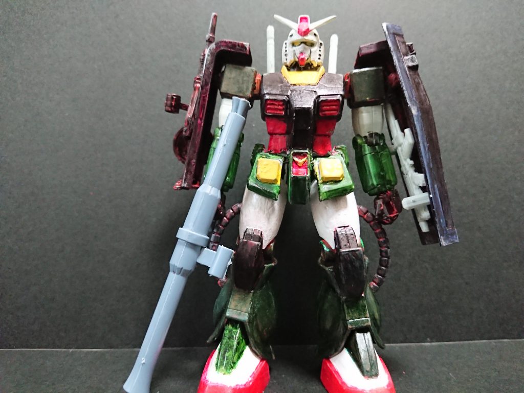 頭、腕、胴体、スカート、ランドセルはガンダム、脚、肩、肩シールド、手はシャアザクです。相変わらずの100均にあるものだけで作りました。出来たはいいけど、なかなか塗装が下手くそですな。ザクバズーカは、旧キットの武器セットから借りてきたやつ。使った塗料は、ペイントマーカー 白/黄、アルコールマーカー 赤とか黒とか複数色、マニキュア用トップコート(艶消し)