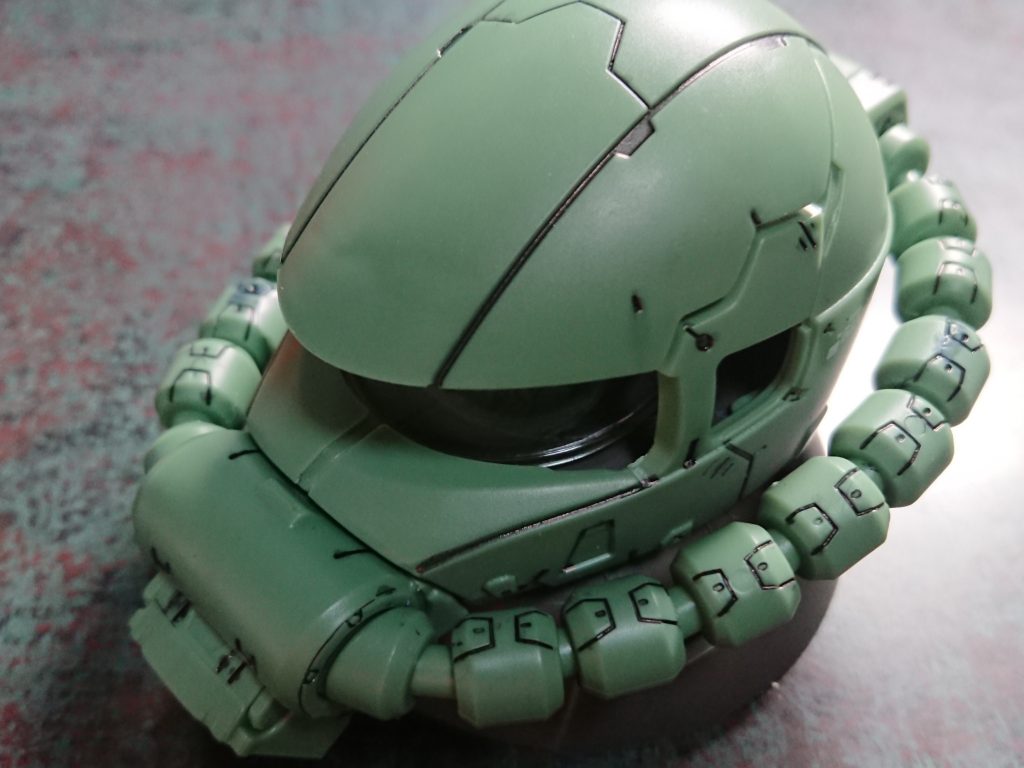 動力パイプの、各パーツのボールジョイントが入る側の部分にヒビが入ってて、気付かずスミ入れしてたら黒くなっちゃいました。ついでに割れて取れたので接着してます。