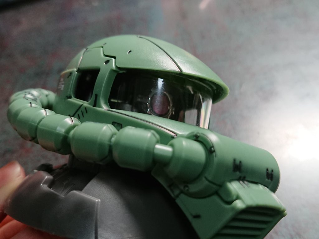 ここからスミ入れのみ。スミ入れはガンダムマーカーのスミ入れペン(流し込み/黒)。なんで家電量販店の塗装売り場にタミヤのエナメル流し込みスミ入れ塗料「ブラック」が全く並んでないんですかね。ダークブラウンとかブラウンとかグレーとかは残ってるのに。それはともかく、もうザクヘッド作って何体目かだけど、やっぱりこのシリーズ凄く良いよねぇ。ガンダム、ドム、ズゴックと来たので、次は何だろう...ジム？グフ？ゲルググ？