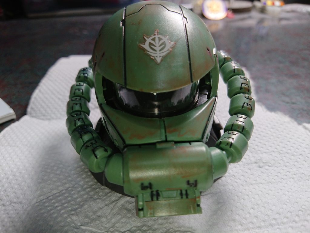 EXシリーズの「ガルマ専用ドップ」に付属するジオン軍デカールシールを、オリジンらしくおでこ部分に貼ってみました。水転写式ではないので、少し汚いような気もしなくもない...汚しも、テキトーに水性ペンで少し塗る程度で終わらせました。