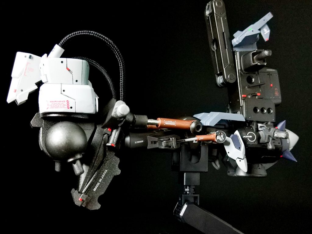 胴体部分にもシリンダーをスクラッチシイタケ部分を作成【これ、パンの袋を閉じるプラスチックパーツです(笑)】