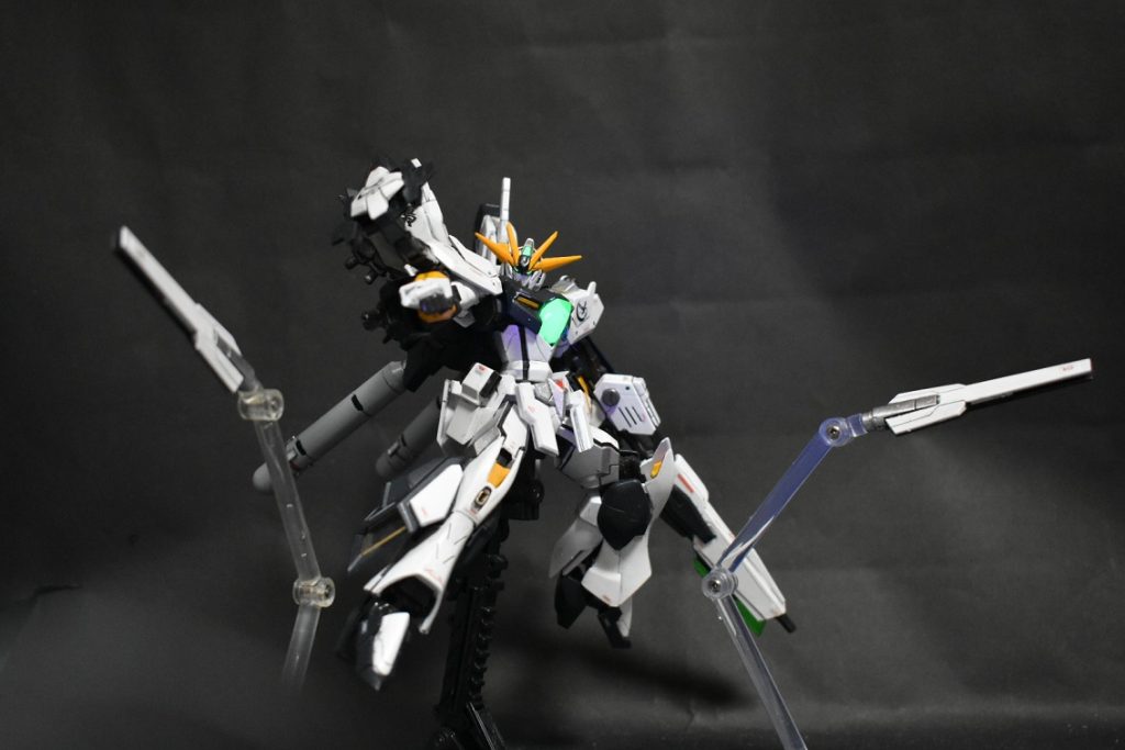 フィンファングは基部に穴を開けスタンドに挿して飾れるようにしています