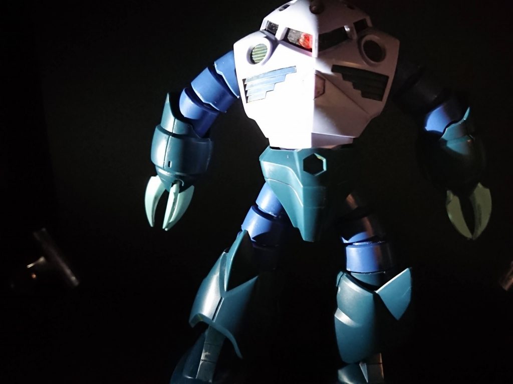 撮影中。後ろの背景に使ってる画用紙もDAISO。左後ろのクリップもDAISO。100均すげぇなぁ。そんなこんなで、今日はここまで。ありがとうございました。