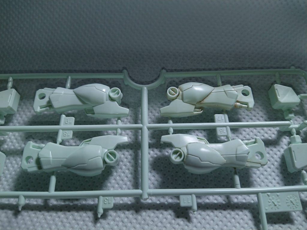 ちなみに、カラー筆ペンを使った場合、右上のようになります。左は何もしていません。(キットはFGガンダム)