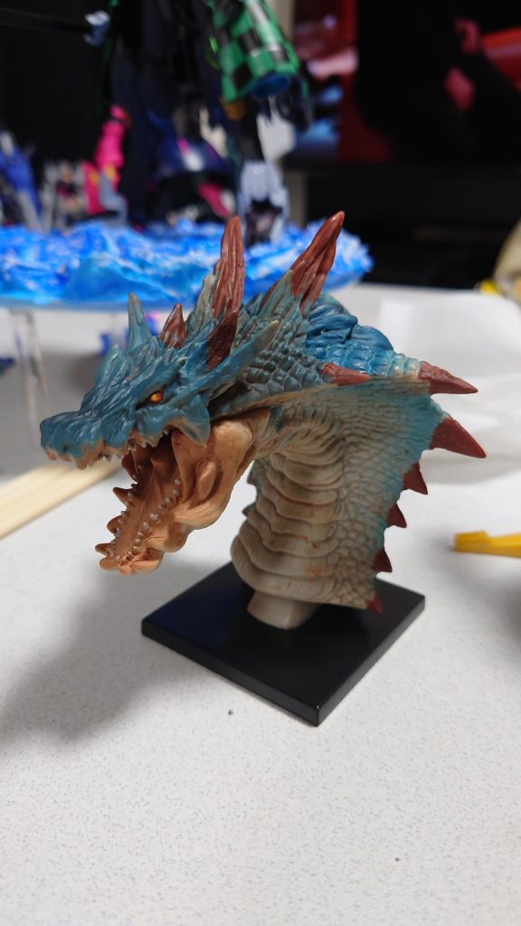 生生流転の竜の頭部ですがリサイクルショップで見つけたモンスターハンターのラギアクルスのフィギュアを使っています。水棲のモンスターだからかデザインが個人的にしっくり来たので採用しています。
