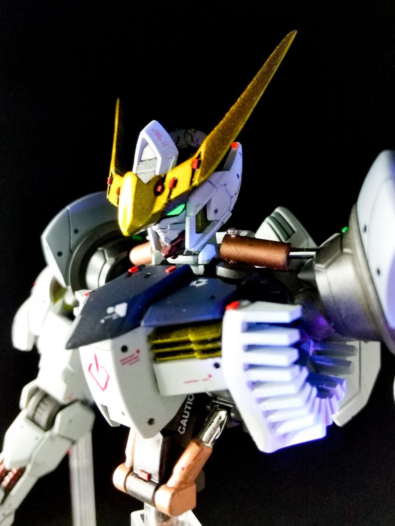 顔の塗り分けアンテナの延長目をHアイズに変更し、裏にオーロラシール、表に蛍光グリーンで塗装【メチャクチャ小さくてピンセットで摘むとどっかに飛んでいきます(笑)】肩のシリンダーをスクラッチ肩幅を5mm延長【ラジエター】