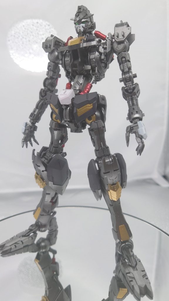 塗装レシピです。ほぼガイアノーツ社製品です。本体フレーム:サフエヴォブラック→スターブライトアイアン本体金:サフエヴォブラック→スターブライトゴールドシリンダー赤:サフエヴォブラック→EXシルバー→プレミア厶パールレッドカメラアイ、胸、膝マーク、生生流転竜の眼:サフエヴォブラック→EXシルバー→蛍光グリーンスカート内スラスター:サフエヴォブラック→EXシルバー→クリアブルー本体黒:サフエヴォブラック→フロストマットブラック角、本体グラデーション:本体黒の上からローズディープレッドと焔小豆を8:2程度で混色したものを適度に吹き付け本体白:サフエヴォホワイト→クールホワイト本体赤:サフエヴォホワイト→フレイムレッド市松模様:グリーン部は林翠と林深翠を7:3程度、ブラックはEXブラック肩部イヤリング柄:ニュートラルグレーⅡ、フレイムレッド、クールホワイト、EXブラック、エナメルブラックでスミ入れ日輪刀:サフエヴォブラック→EXシルバー→クリアブラック日輪刀柄:サフエヴォブラック→スターブライトアイアントップコート:メタリックパーツは光沢クリア、他はつや消し(フッ素入り)海面ジオラマ、竜頭部:エヴォサフホワイト→シーブルー→ウルトラマリンブルーとシルバーの混合率を適時変えつつグラデーション