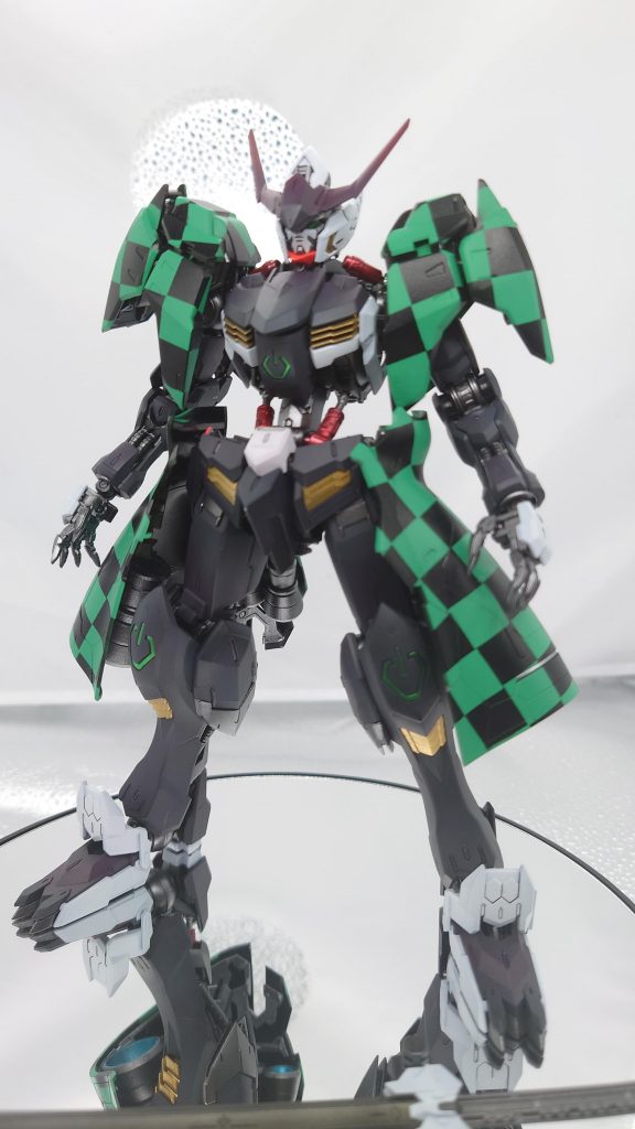 角や本体黒部はブラッディレッドでややグラデーションをかけていますがボディの方はあまりはっきりわからない程度です。