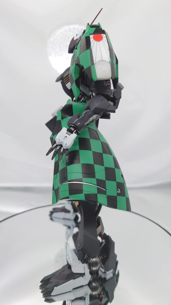 肩はバルバトス拡張パーツセット第6形態から。イヤリングの柄は既存モールドをパテで埋めて柄をラインチゼルとテンプレートで彫り込みマスキングで塗装しました。4つのパーツに分かれているため市松模様も規則的になるよう調整してマスキングしました。