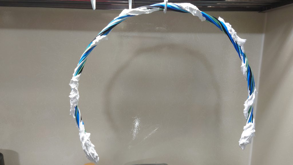 写真は波表現エフェクト(白い部分)を乾燥中のもので、置きようがないのでキッチンのフックにぶら下げました笑。ホームセンターなどで売ってる自由自在のカラーワイヤー2mm〜6mmを一本ずつ適度にねじりあげてスーパーヘビージェルメディウムで固定。波表現エフェクトはヘビージェルメディウムとリキテックスのアクリル絵具チタニウムホワイトと水泡表現素材を混ぜたもので作製しています。