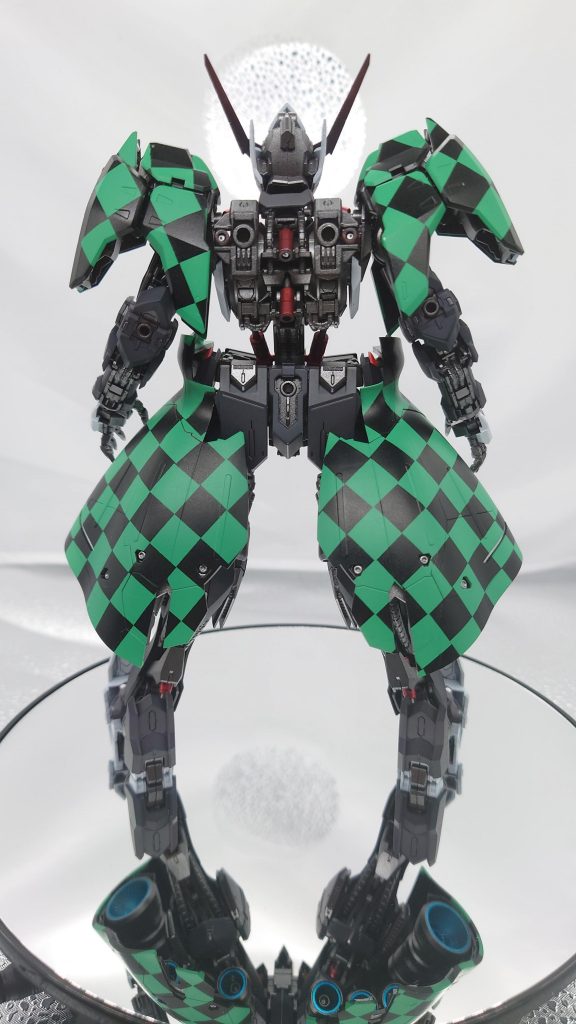 サイドに追加した羽織に見立てたスカートはジャンク品のMGサザビーverKaの下肢外側のアーマーを内部のスラスターやシルバーフレームごと流用し塗装を施しました。