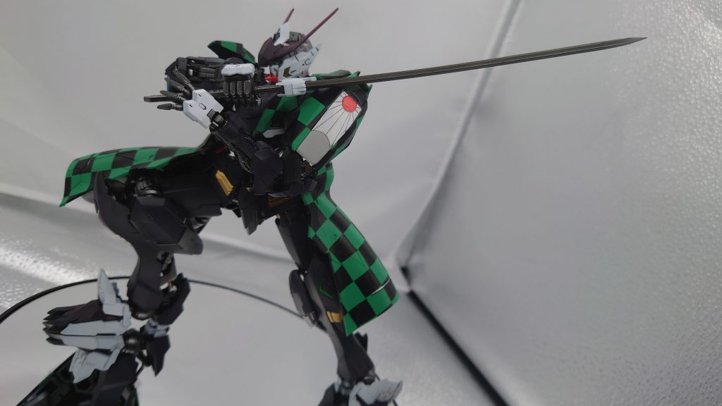 良好な可動域を誇るMGバルバトスですが肩の上方向の可動が出来るように手を入れて上げればもっと良かったと思います。