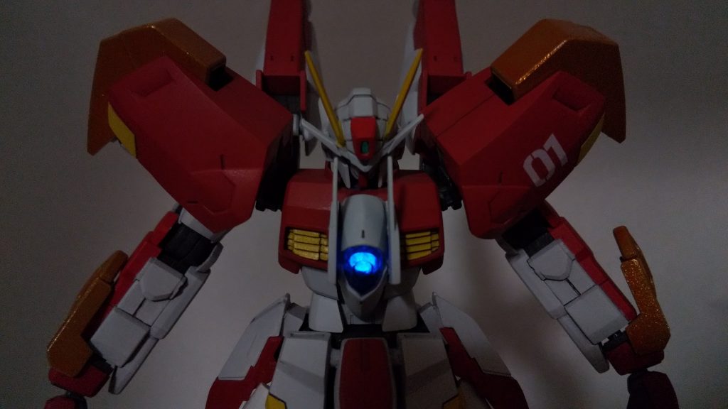 胴体中央をカチッと押し込むとなんとクリアパーツが発光!!!やり方は死ぬほどかんたんで胴体にミライトぶちこんだだけなんですけどね!!!