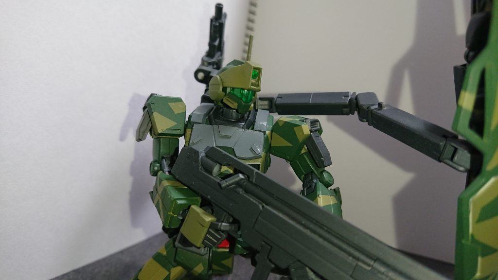 中のモノアイには銀のシールをはってディテールアップ。ちなみに、スナイパーライフルのボルトはちゃんと可動します(^^)