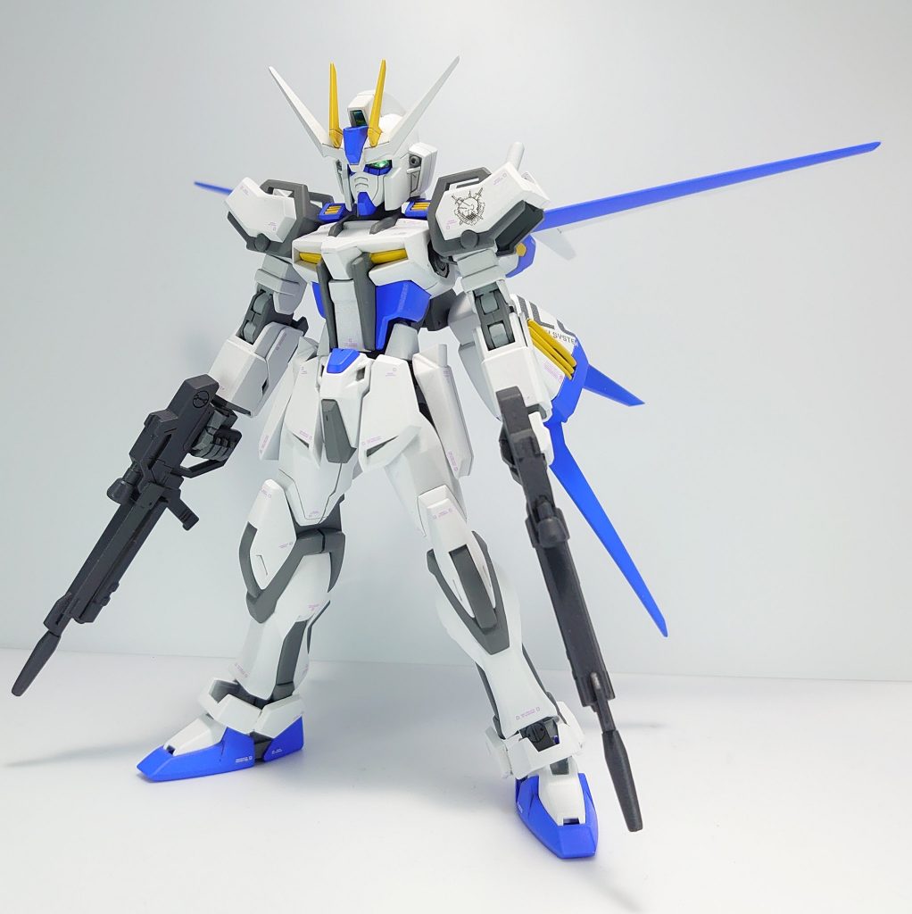 ストライクガンダムの赤い部分を青色（一部黄色）にし、白色を多めの配色にしました。 