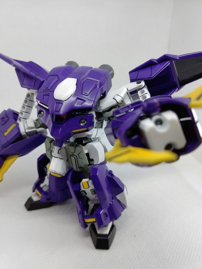 さすがに完全変形は無理(とくに頭が)だったのですが差し替えで近接戦モードにもなります