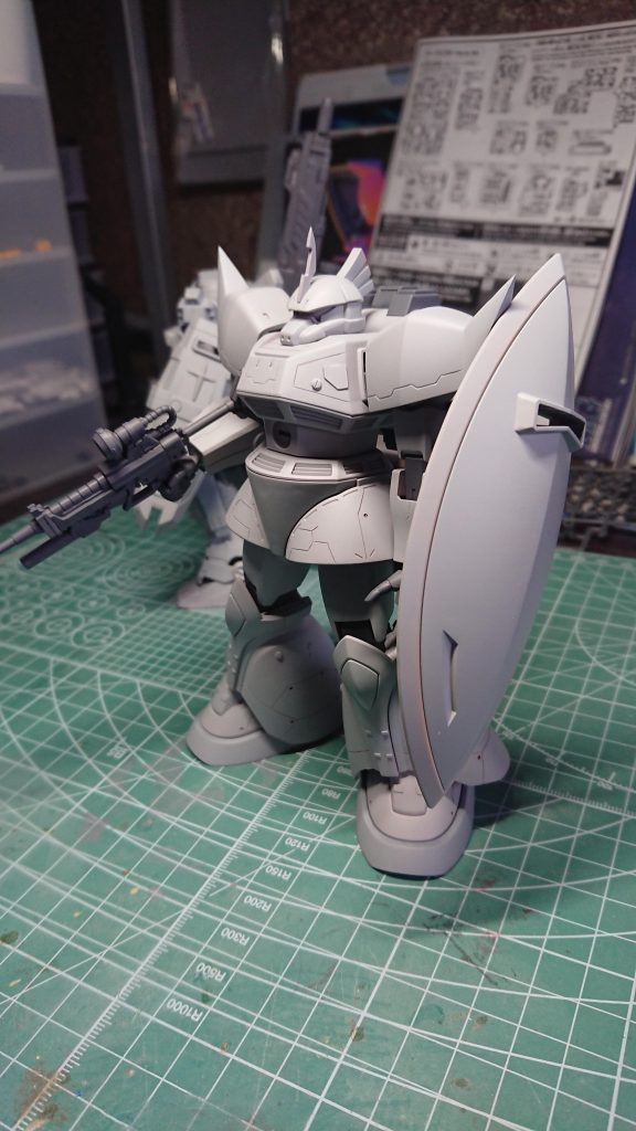 スジ彫りのデザインはMGゲルググや機動戦士ガンダムバトルオペレーション2のデザインを参考にしました。