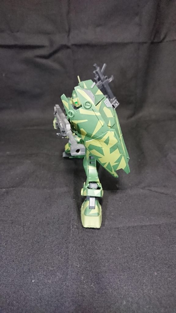 シールド部分は通常のシールド+3パーツによって構成されている追加シールドで構成されており、可動域を設けた為状況に合わせて折り畳んで小さくしたり、被弾角度を変えることができます。