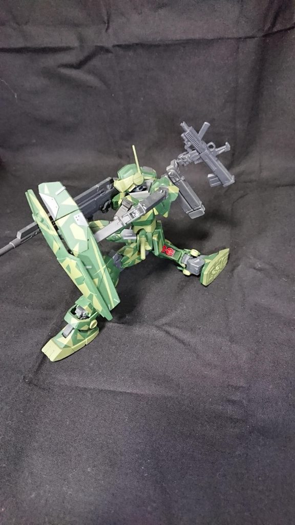 背中にサブアームを二本装備させ、シールド制御と火器使用時の補助をさせます。武装はボルトアクションライフルとブルパップ式SMG、ビームサーベル1本、サイドアーマーのグレネードだけになります。