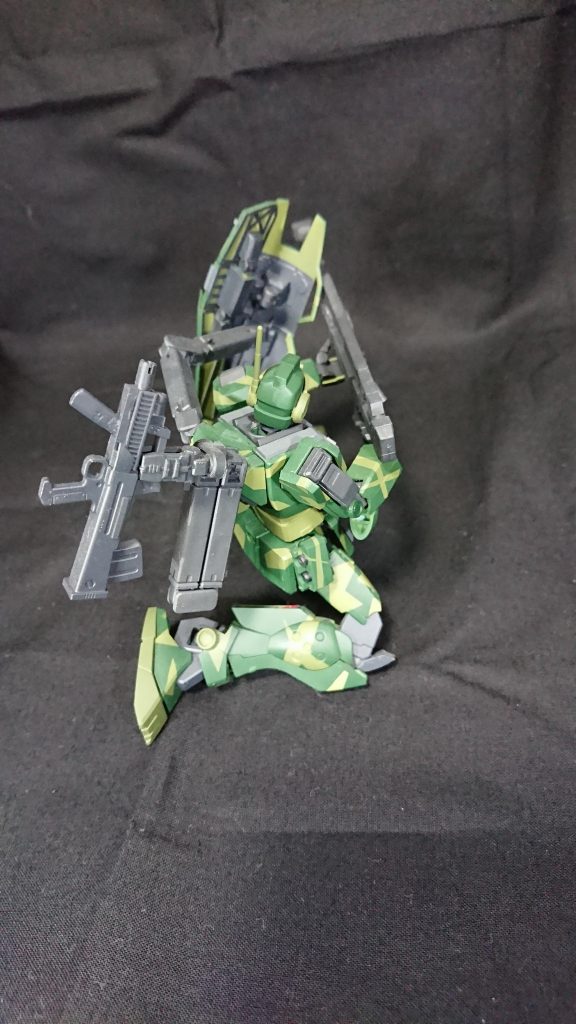 サブアームの大型化したシールドとコックピット周り、肩部、フロントアーマーなどの追加装甲で防御力をアップ。そして迷彩塗装で視認性も下がるはず!(はず)