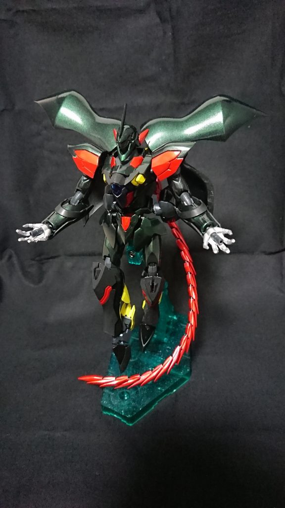 バインダーご開帳。羽にはハイゴッグの肩の幅を詰めたものを使用してそれぞれ可動できるようになってます。羽と長いしっぽでラスボス感が出てくれてる幸いです。