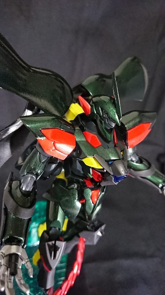 ヴェイガン特有の生物感を出したかったので塗装は初のクリアカラー塗装になります。メインカラーは黒鉄色の上からクリアーで薄めたクリアグリーンを塗装して、ぱっと見は黒で光を当てると緑がでてくる色合いになっています。赤はシンプルにシルバーの上からクリアレッドで塗装、追加装甲の部分だけ別パーツを強調するためにつや消しにしています。