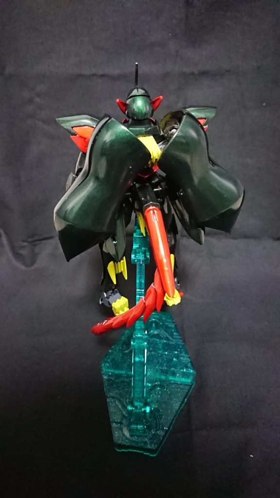 背面には大型バインダーと腰のスラスターを装備。機動力とビット生成能力を強化