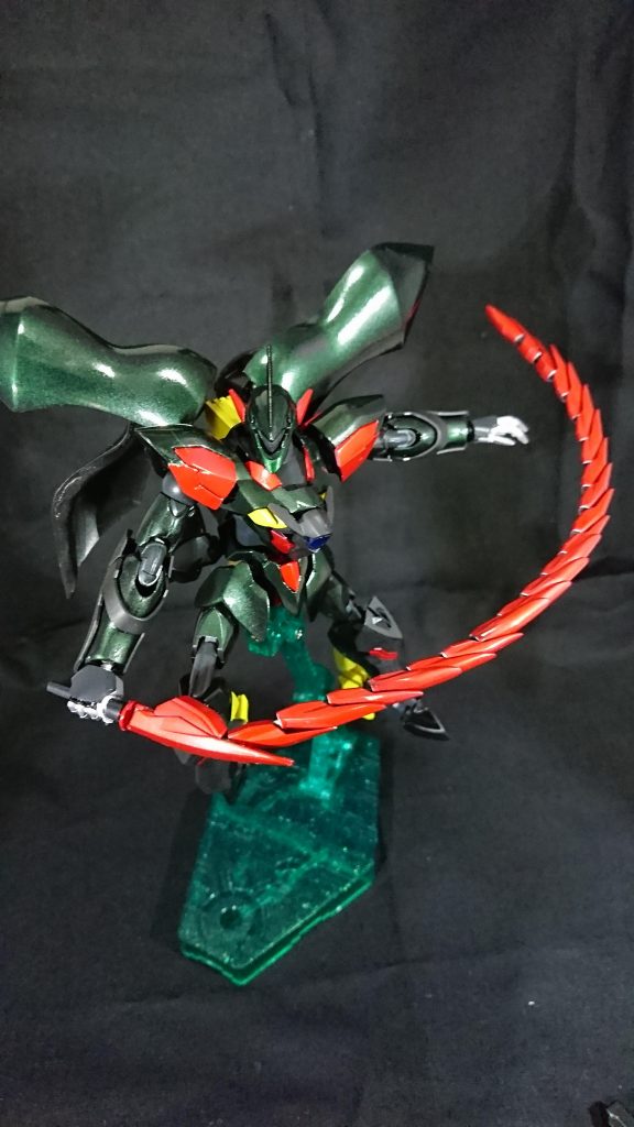 武装はヴェイガンお馴染みのものとは別で、ゼイドラガンにビームジュッテを追加し、ロングバレル化した強化ゼイドラガンと、ギラーガの3倍長い(ギラ・ギラーガの)テールブレードが特徴になります。