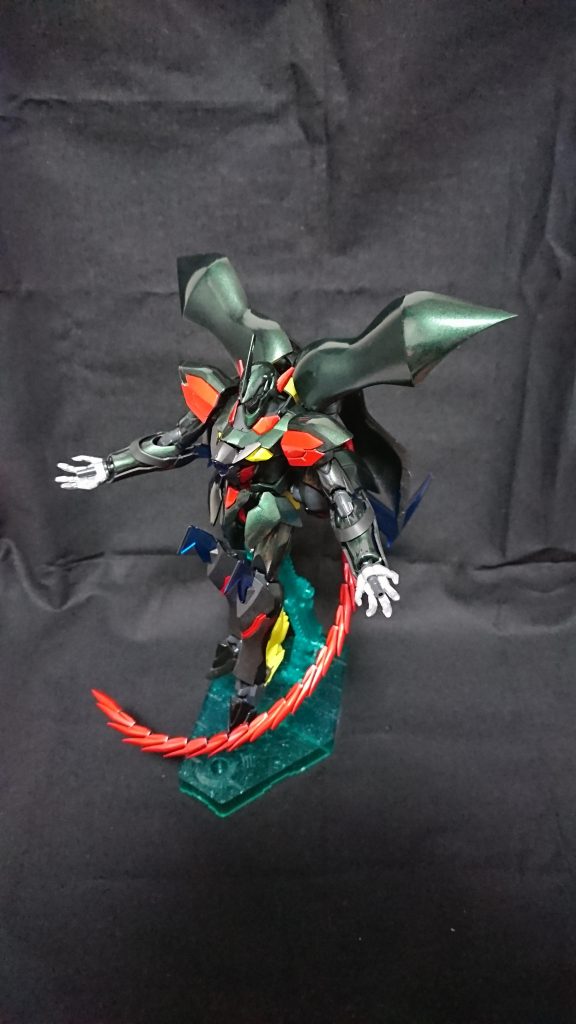 Xラウンダー能力を最大まで発動させた時の形態。各部のクリアーパーツ部から大量のビットを放出し、攻撃してきます。(ビットは心の目でお楽しみ下さい)